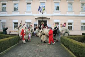 SPREJEM KURENTOV PRED OBČINSKO STVABO - KURENTOV PLES